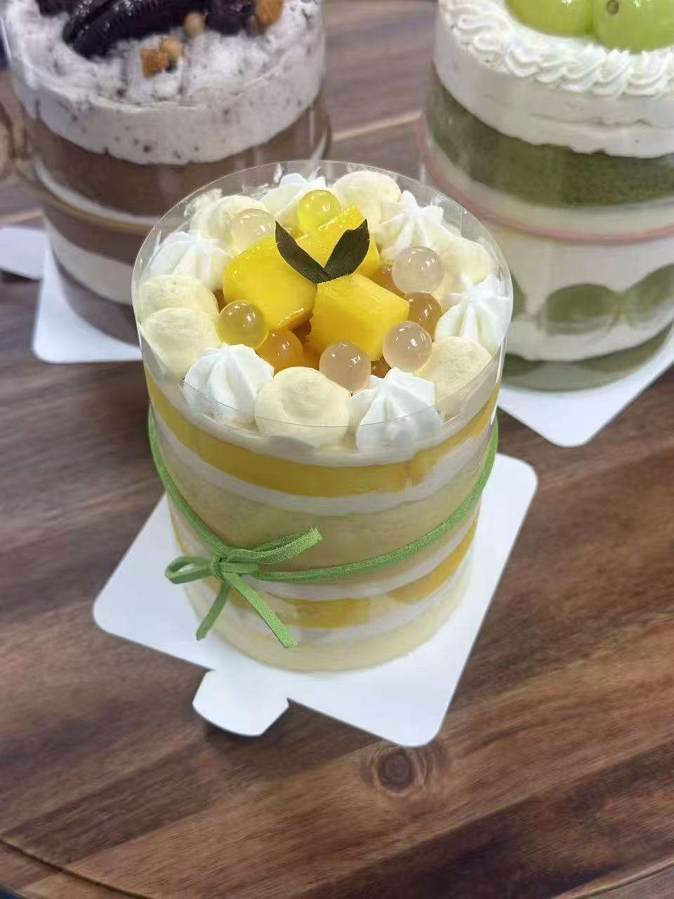 Small chiffon cake topped with mango