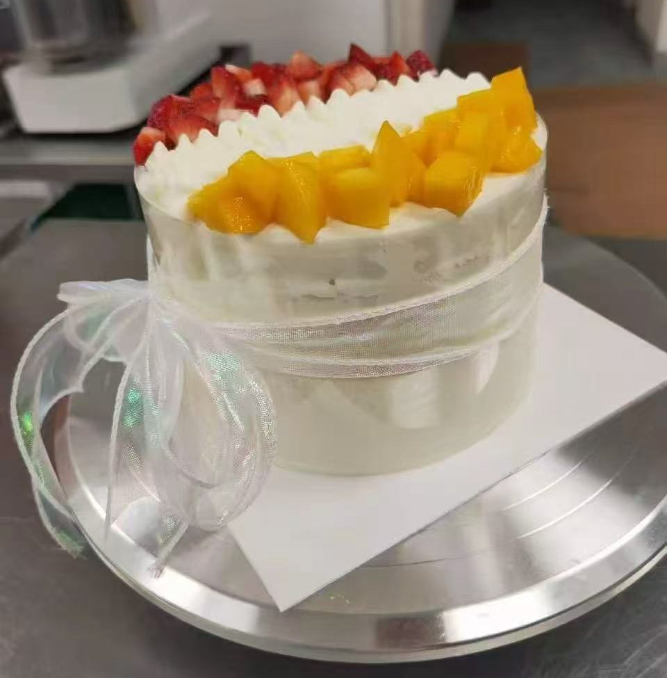 Chiffon cake topped with mango and strawberry